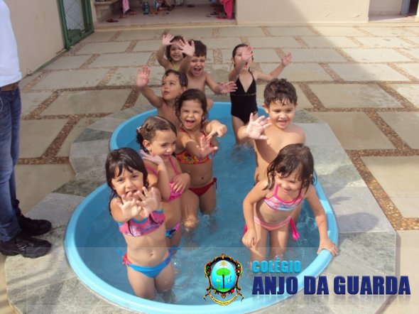 Educação Infantil  Refrescando-se na piscina!