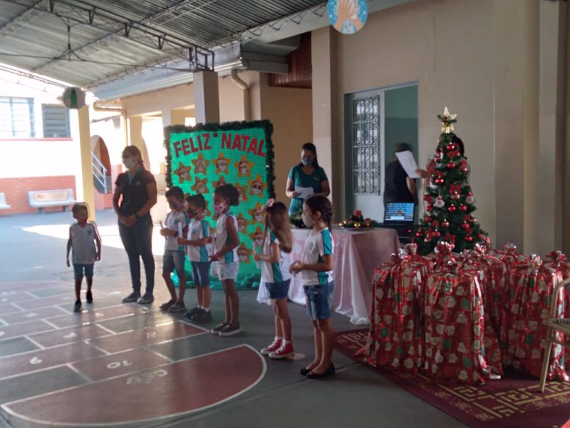 Festividade natalina com as crianças do Assentamento 