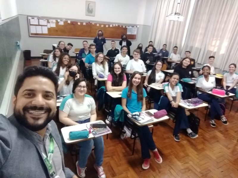 Alunos recebem visita de consultor escolar do COC