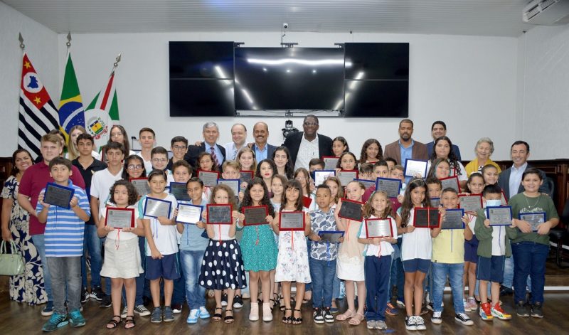 Alunos do Colégio recebem Diploma Aluno Protagonista 2022