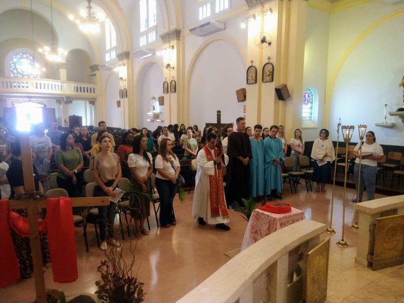 Formadores do Colégio Anjo da Guarda promovem vivência do Tríduo Pascal e da Páscoa do Senhor