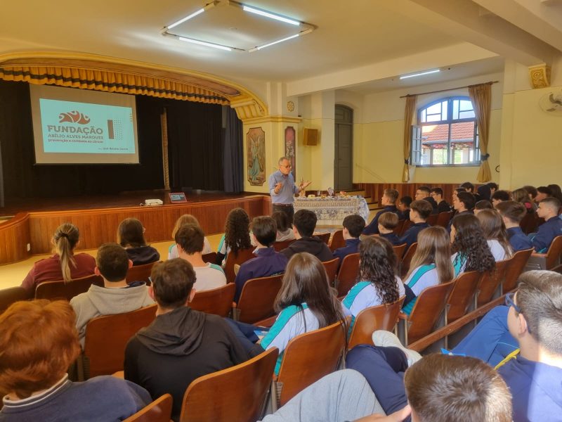 Alunos assistem à palestra sobre prevenção ao câncer: Educação + Prevenção = Qualidade de vida