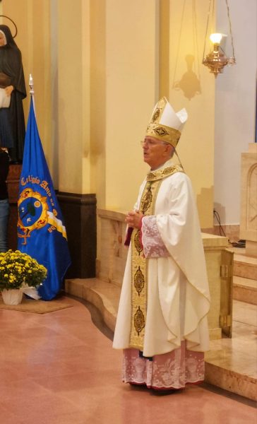 Dom Eduardo Pinheiro homenageia Irmãs e comunidade educativa do Colégio