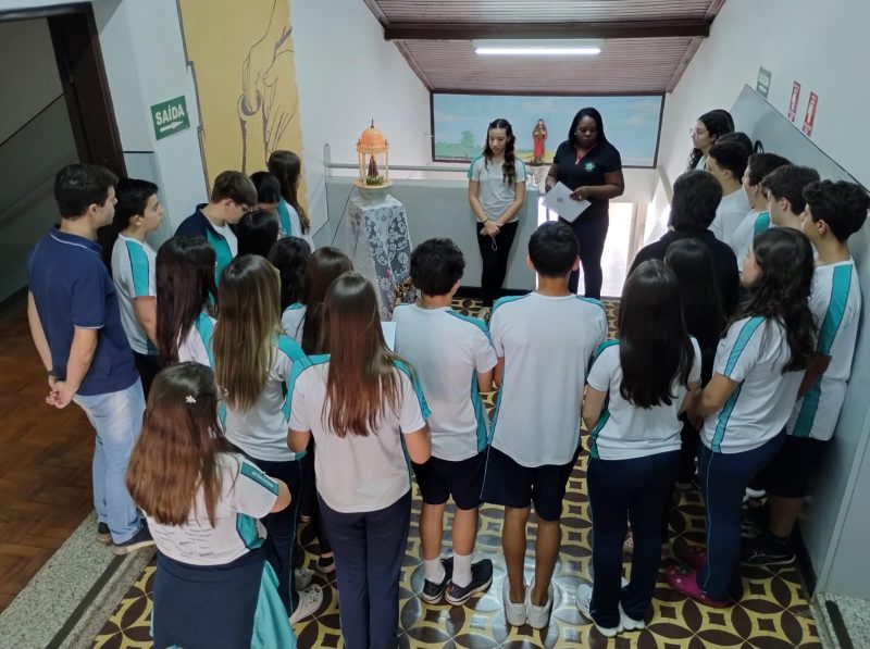 Alunos participam do Dia Mariano em homenagem à Nossa Senhora