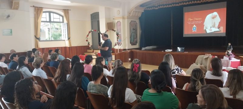 Colégio Anjo da Guarda recebe visita especial na Semana de Estudos