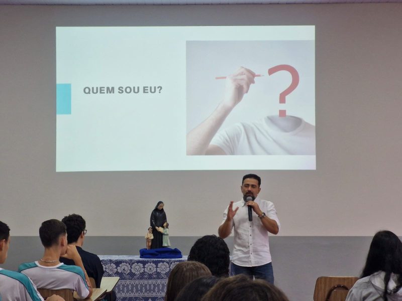 Alunos do Ensino Médio recebem visita especial no Projeto PSICOEDUC