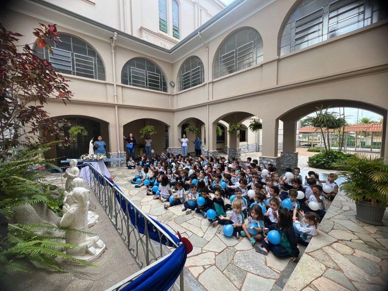 Crianças celebram com alegria o Dia de Nossa Senhora de Fátima