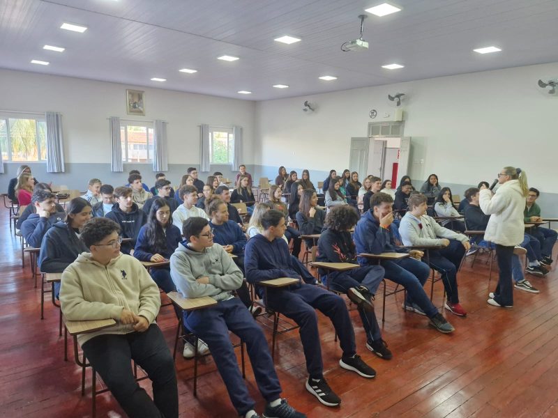 Alunos do Ensino Médio recebem visita especial no Projeto PSICOEDUC