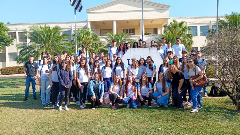 Alunos do Ensino Médio visitam Feira de Profissões da UNESP