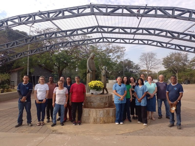 Funcionários vivem momento de reflexão, louvor e ação de graças na Praça Santa Paula