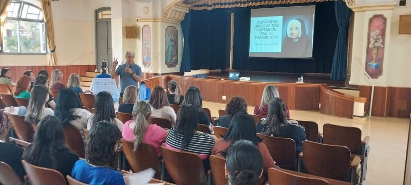 Equipe do Colégio participa de manhã de formação no Mês da Bíblia