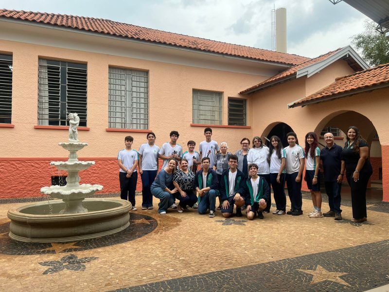 Alunos fazem acolhida especial às Irmãs durante Visita Provincial