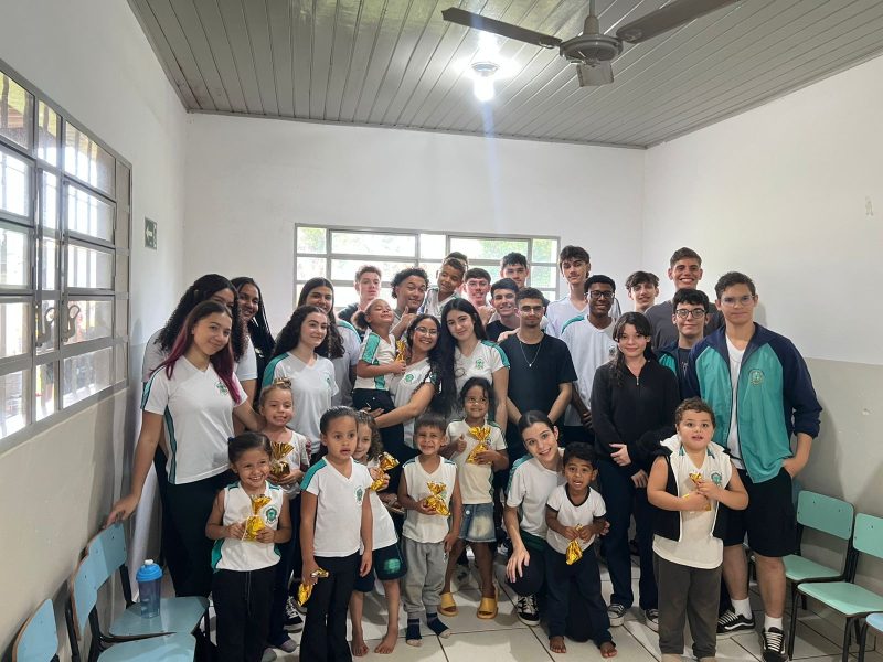 Alunos do Terceirão fazem visita especial às crianças do Assentamento Reage Brasil