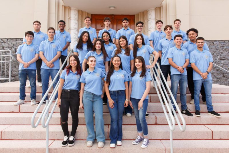 Alunos da 3ª série celebram conclusão do Ensino Médio