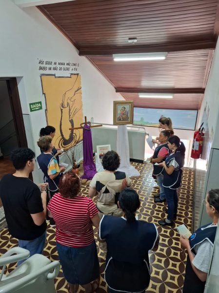 Funcionários do Colégio rezam, juntos, terço a São José