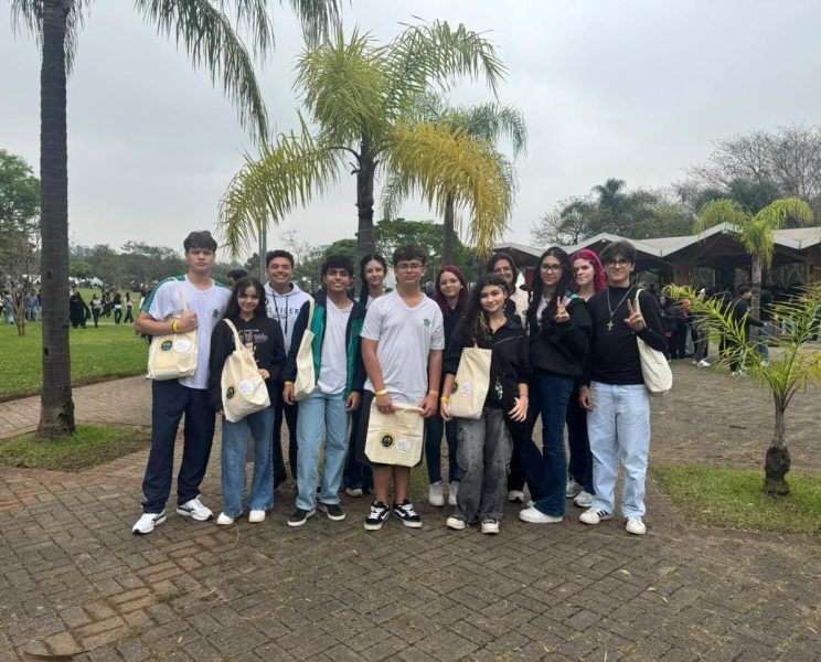 Alunos do Ensino Médio visitam Feira de Profissões da USP