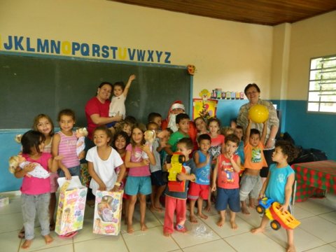 Grupo Festa alegra crianças dos projetos sociais do Colégio!