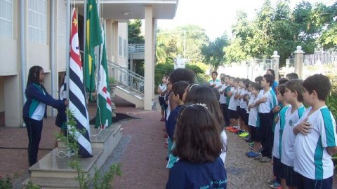 Momento cívico e exposição de objetos indígenas.