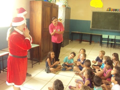 Festividade natalina com as crianças do Assentamento Reage Brasil  promovida pelo Grupo Festa