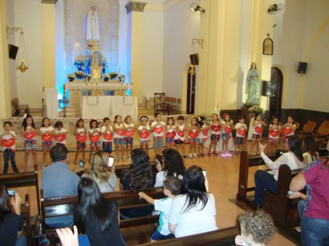 Coroando de amor e flores as mamães da Educação Infantil e do Ensino Fundamental I