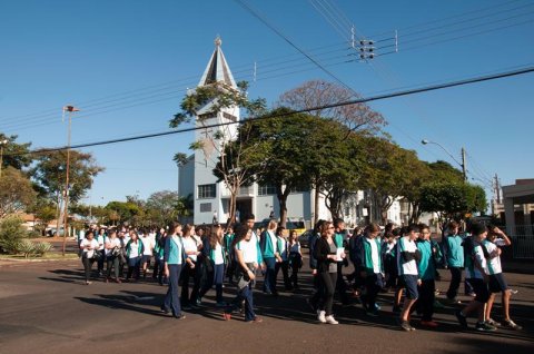 Caminhando e cantando e seguindo a canção...