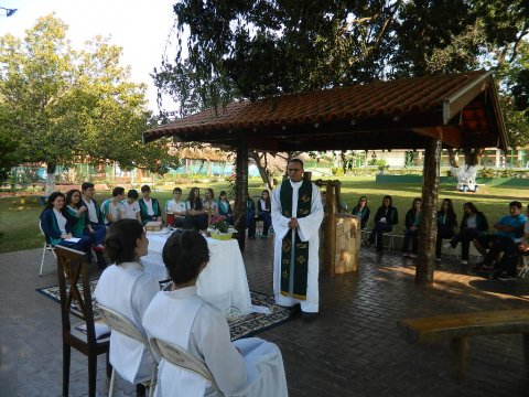 Juventude do Ensino Médio celebra a fé!