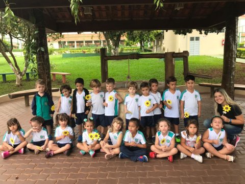 Momento especial na Educação Infantil: Cantando e rezando para Santa Paula