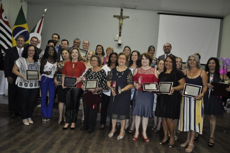 Diploma de Reconhecimento Público em homenagem às mulheres.