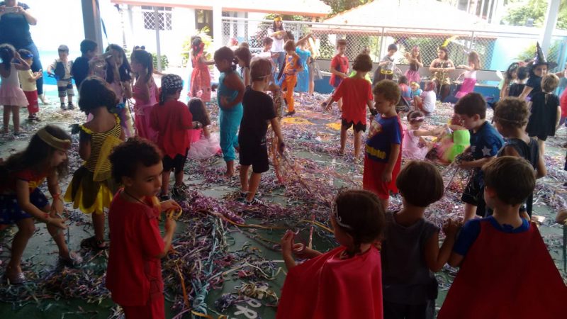 Dançando e brincando o carnaval no meu Colégio