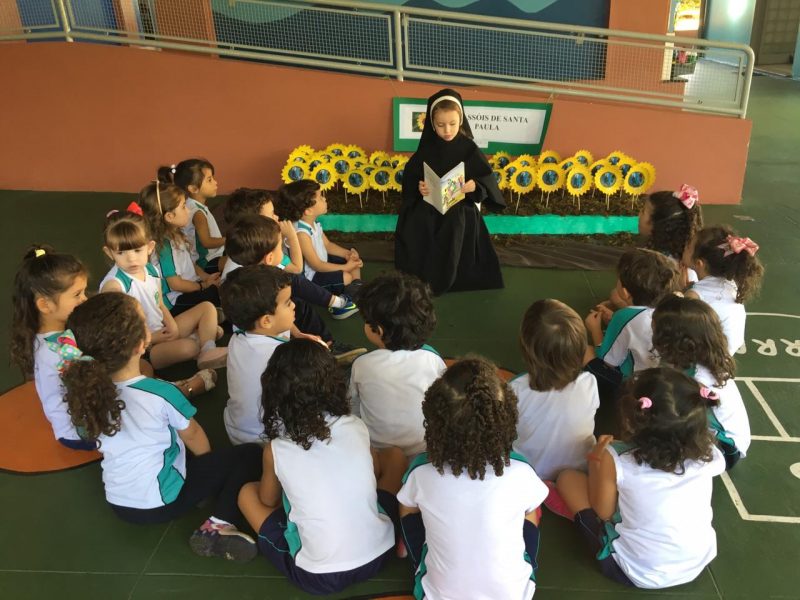 Paula e os pequenos da Educação Infantil