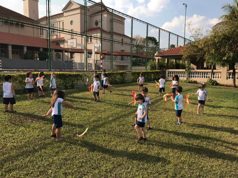 Comemorando o folclore na Educação Infantil com brincadeiras e cantiga de rodas.